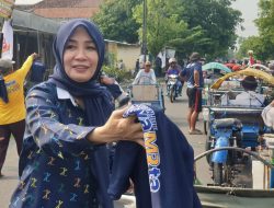 Calon Bupati Ita Triwibawati Bagikan Ribuan Kaos dan Sembako kepada Tukang Becak di Posko Pemenangan