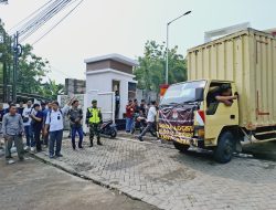Babinsa Koramil Bagor Kodim 0810/Nganjuk Kawal Pendistribusian Logistik Pemilu Dari Gudang KPU Kab. Nganjuk