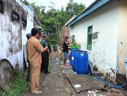 Personel Koramil Lengkong Dampingi PPL Pembuatan Pupuk Cair