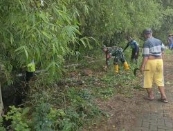 Babinsa Koramil 0810/03 Loceret Laksanakan Kerja Bakti Pembersihan Parit Bersama Warga