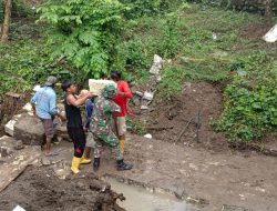 Babinsa Sambikerep Gotong Royong Perbaiki Plengsengan Yang Longsor Akibat Hujan Deras