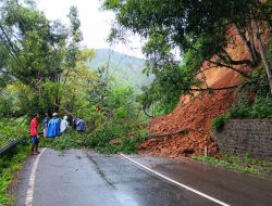 Jelang Nataru, Longsor Mengintai di Jalan Raya Pacitan–Ponorogo