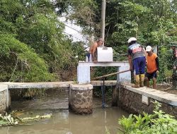 Babinsa Koramil 0810/03 Loceret Bersama Warga Binaan Kerja Bakti Bersihkan Sampah Di Sungai