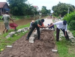 Kedekatan Babinsa Wujud Kemanunggalan TNI Dan Masyarakat Untuk Membangun Desa Di Bidang Perbaikan Jalan