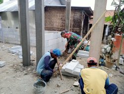 Tumbuhkan Budaya Gotong Royong, Babinsa Koramil 02 Bagor Bersama Warga Membantu Bangun Pondasi Rumah