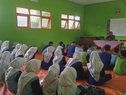 Tanamkan Ras Cinta Tanah Air . Babinsa Berikan Materi Wasbang Kepada Siswa SMP