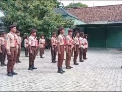 Babinsa Koramil Kertosono Sertu Arif Wibowo melatih anggota Pramuka siswa-siswi dari beberapa SMA di Kecamatan Kertosono.
