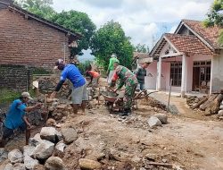 Babinsa Koramil 0810/18 Ngetos Bersama Warga Peduli Lingkungan Gotong Royong Memperbaiki Saluran Air Cegah Banjir