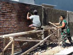 Bantu Kesulitan Warga Babinsa Koramil 0810/03 Loceret Bantu Rabat Rumah Warga