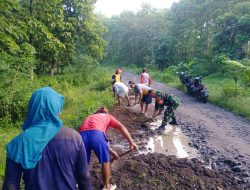 Manunggal Denga Rakyat Babinsa Dan Masyarakat Gotong Royong Perbaiki Jalan Rusak.