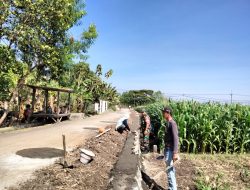 Babinsa Koramil Bagor Kerja Bakti Bersama Masyarakat Dalam Pembuatan Tanggul Jalan Sawah