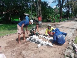 Meringankan Beban || Babinsa Koramil 15 Rejoso Bantu Pasang Paving Blok Jalan Desa