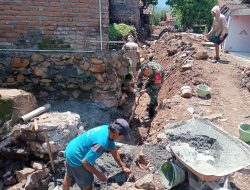Antisipasi Banjir Babinsa Koramil 18 Ngetos Terjun Langsung Membantu Masyarakat Bangun Saluran Irigasi