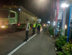 Dukung Kelancaran Dan Keamanan Dalam Rangka Perayaan Hari Raya Natal Dan Tahun Baru Babinsa Melaksanakan Pengamanan Di Pos Pantau