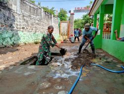 Peduli Lingkungan Babinsa Bersama Guru Dan Perangkat Desa Kerja Bakti Bersihkan Saluran Air Sekolah