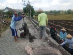 Babinsa Koramil 0810/02 Bagor Bantu Petani Buat Saluran Irigasi
