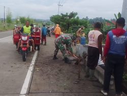 Wujud Kemanunggalan TNI Rakyat, Babinsa Koramil 0810/15 Rejoso Laksanakan Kerja Bakti Bersama Masyarakat