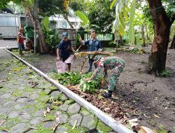Peduli Lingkungan, Babinsa Bersama Warga Gotong Royong Bersihkan Rumput Kanan Kiri Jalan