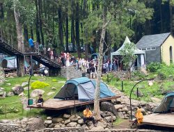 Ribuan Pengunjug Padati Jolotundo di Libur Nataru 2024 Pelayan Kewalahan Layani Pembeli