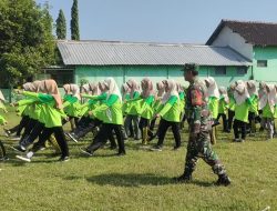 Latih Kedisplinan, Babinsa Koramil 0810/06 Kertosono Berikan Materi PBB Bagi Siswa