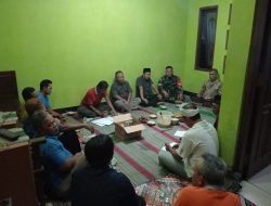 Babinsa Komsos dengan Tokoh Masyarakat Bahas Keamanan dan Ketertiban Lingkungan