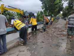 Babinsa Koramil Dampingi Pembersihan Sampah dan Normalisasi Anak Sungai Semantok dengan Exavator
