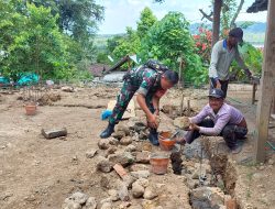 Ringankan Beban Warga, Babinsa Koramil 20 Ngluyu Kerja Bakti Membantu Pembangunan Rumah Warga