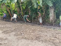 Dukung Kelancaran Air Untuk Persawahan, Babinsa Gotong Royong Bersama Warga Bersihkan Saluran Irigasi