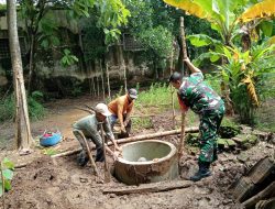 Untuk Kesehatan Warganya, Babinsa Balongrejo Bantu Pembuatan Septic Tank