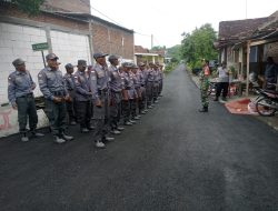 Babinsa Desa Pesudukuh dan Bhabinkamtibmas Bersinergi Berikan Pelatihan Kepada Linmas