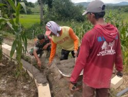 Babinsa Koramil Ngluyu Bersama Masyarakat Gotong Royong Membuat Jalan Setapak