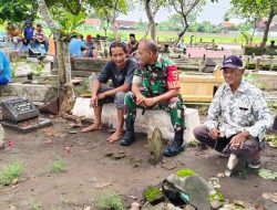 Wujud Rasa Empati Kepada Warganya, Babinsa Koramil Tanjunganom Mengikuti Prosesi Pemakaman Warganya Yang Meninggal