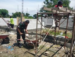 Bersama Rakyat, Babinsa Kerja Bakti Membantu Bangun Rumah Warga