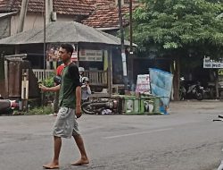 Rombong Bakso Terguling di Jalan Warujayeng-Nganjuk, Puluhan Bakso Berserakan, Tiga Orang Luka Ringan