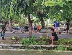 Babinsa Bersama Warga giat kerja bakti membersihkan sepanjang jalan di desa binaan
