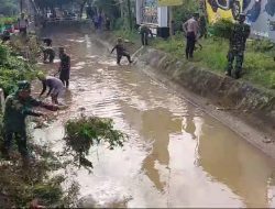 Anggota Koramil 0810/03 Loceret Bersama Anggota Polsek Loceret Dan Masyarakat Sekitar Membersihkan Aliran Sungai Di Desa Jatirejo Kecamatan Loceret kabupaten Nganjuk