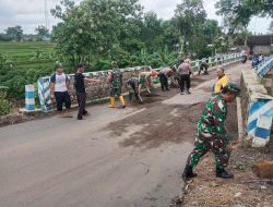 Anggota Koramil 18 Ngetos Bersama Instansi Terkait Dan Warga Gerak Cepat Melaksanakan Pembersihan Lumpur.