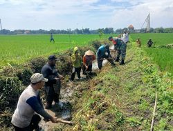 Mewujudkan Kerjasama Yang Solid, Babinsa Gandu Koramil 02 Bagor Kerja Bakti Dengan Masyarakat Desa