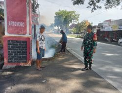 Basmi Sarang Nyamuk Aedes Aegypti, Babinsa Koramil 0810/15 Rejoso Dampingi Kegiatan Fogging