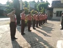 Membentuk Karakter Dan Disiplin Babinsa Melatih PBB Pramuka Di Makoramil 0810/09 Ngronggot