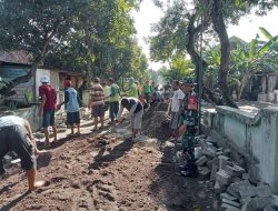 Penyemangat Bagi Warganya Babinsa Koramil 15 Rejoso Ikut Gotong Royong Pasang Paving Block