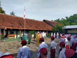 Tanamkan Cinta Tanah Air, Babinsa Koramil 15 Rejoso ikuti Upacara Bendera Hari Senin di SDN 1 Klagen
