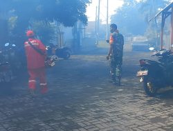 Babinsa Koramil 08 Kertosono Turun Langsung Dampngi Kegiataan Fogging di Desa Binaan