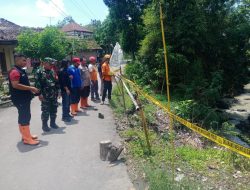Babinsa Koramil 0810/15 Rerjoso Bersama BPBD Nganjuk Asesment Lokasi Tanah Amblas Di Desa Tritik