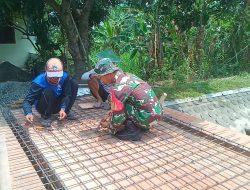 Peduli Dengan Warga Babinsa Koramil 0810/10 Tanjunganom Bantu Proses Pembuatan Jembatan