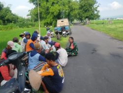 Komsos Babinsa Koramil 0810/15 Rejoso dengan Petani Bawang Merah Desa Sukorejo