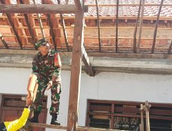 Membantu Kesulitan Masyarakat, Babinsa Koramil 0810/03 Loceret Kerja Bakti Rehab Rumah Warga Binaan
