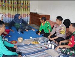 Jalin Silahturahmi Serda Aris Babinsa Tanjunganom Komsos Dengan Warga Desa Binaan
