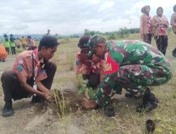 Babinsa Koramil 0810/15 Rejoso Ajak Pelajar Peduli Lingkungan Tanam Bibit Pohon