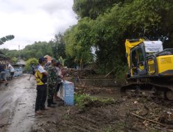 Babinsa Koramil 0810/15 Rejoso Dampingi Pembersihan Sampah dan Normalisasi Anak Sungai Semantok dengan Exavator